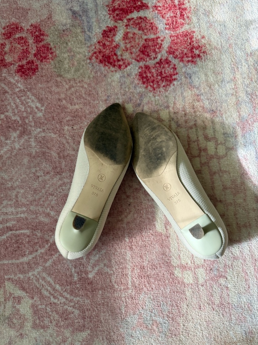 Vivala Cream Pointed-Toe kitten Heel Pumps with Bow - Picture 4 of 6